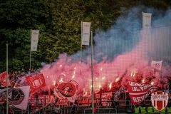 Fans von Rot-Weiss Essen zünden Pyrotechnik, Bengalos in Wuppertal Halbfinale im Niederrheinpokal am 3. Mai 2022: Wuppertaler SV gegen Rot-Weiss Essen im Stadion am Zoo in Wuppertal. Endstand: 3:1 vor 11.420 Zuschauern. WuppertalerSV, RotWeissEssen, Rot Weiß Essen, RW Essen, WSV, WSVRWE