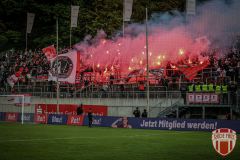 Fans von Rot-Weiss Essen zünden Pyrotechnik, Bengalos in Wuppertal Halbfinale im Niederrheinpokal am 3. Mai 2022: Wuppertaler SV gegen Rot-Weiss Essen im Stadion am Zoo in Wuppertal. Endstand: 3:1 vor 11.420 Zuschauern. WuppertalerSV, RotWeissEssen, Rot Weiß Essen, RW Essen, WSV, WSVRWE