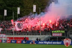 Fans von Rot-Weiss Essen zünden Pyrotechnik, Bengalos in Wuppertal Halbfinale im Niederrheinpokal am 3. Mai 2022: Wuppertaler SV gegen Rot-Weiss Essen im Stadion am Zoo in Wuppertal. Endstand: 3:1 vor 11.420 Zuschauern. WuppertalerSV, RotWeissEssen, Rot Weiß Essen, RW Essen, WSV, WSVRWE